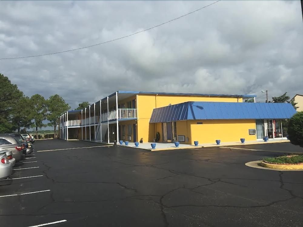 Belmont Inn And Suites Hampton Exterior photo