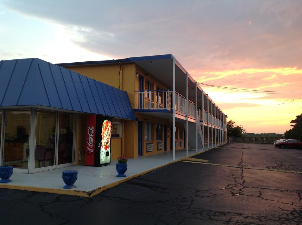 Belmont Inn And Suites Hampton Exterior photo