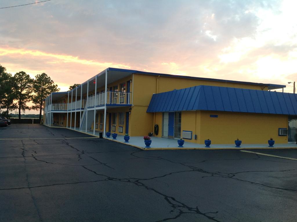 Belmont Inn And Suites Hampton Exterior photo