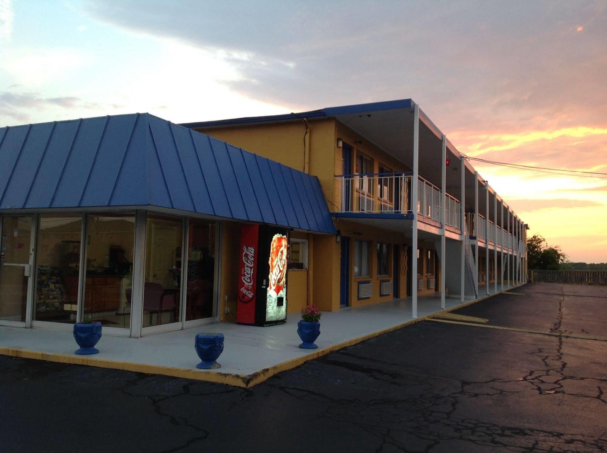 Belmont Inn And Suites Hampton Exterior photo